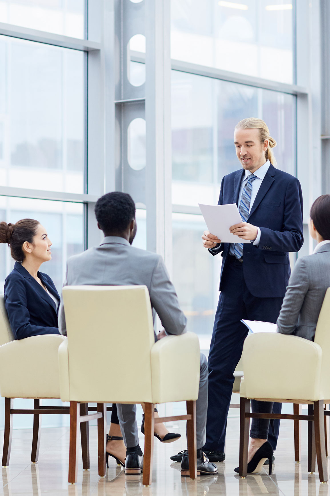 Líderes e gestores que conduzem pessoas e equipes.