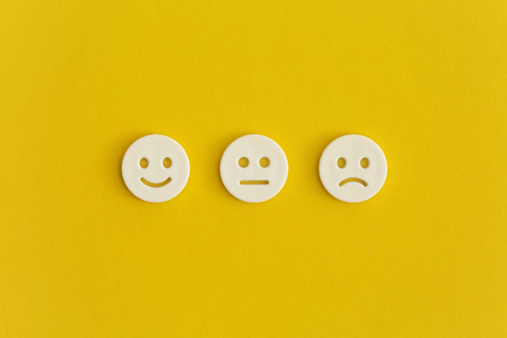 Feedback no coaching - emoticons em fundo amarelo