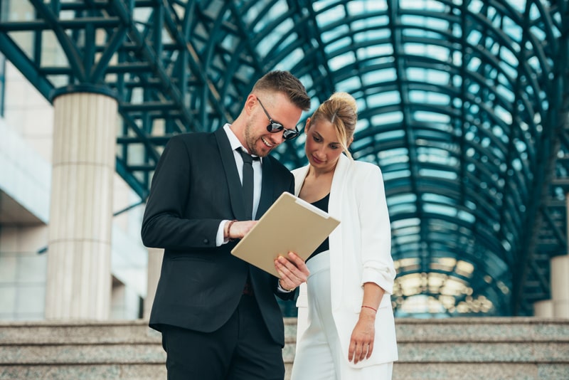 5w2h executivos conversando