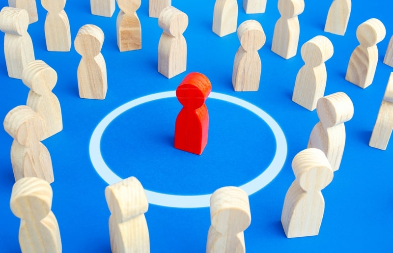 crencas limitantes bonecos de madeira