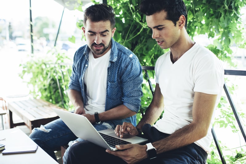 habilidades sociais homens conversando